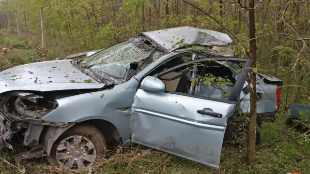 Accident rutier GRAV: trei tinere s-au izbit cu mașina de copac!
