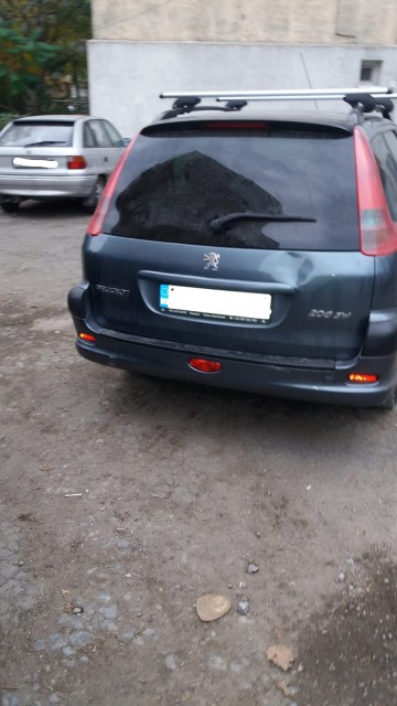 Pieton ACROȘAT de o mașină care efectua manevra de mers înapoi
