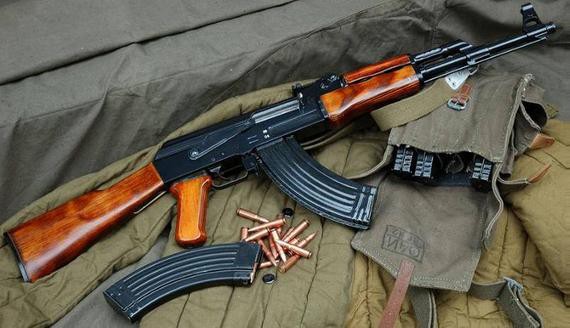 Rusia: Oră de asamblare şi dezasamblare a unei puşti de asalt Kalaşnikov AK-47 pentru educarea 'patriotismului' în şcoli