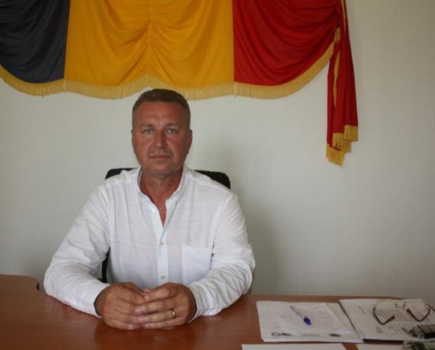 Primarul din Dumbrăveni, surprins când oferea bani președintei secției de votare. Cum și-a justificat fapta!
