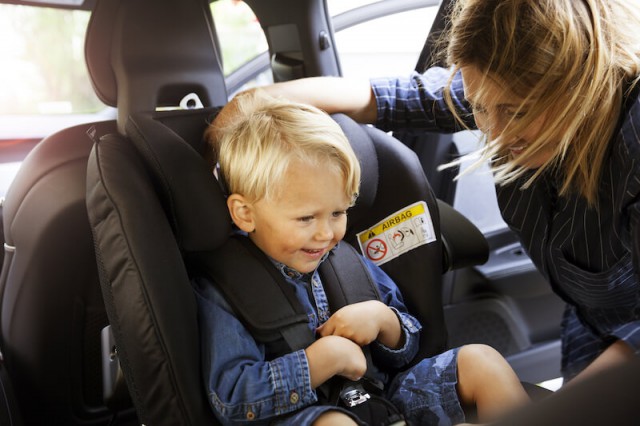 Un dispozitiv care îi împiedică pe părinţi să îşi uite bebeluşii în automobile a devenit obligatoriu în Italia