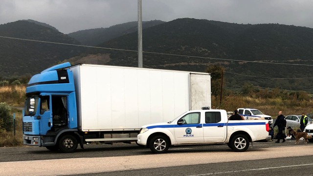 Poliţia a descoperit 41 de migranţi ascunşi într-un camion frigorific pe o autostradă din nordul Greciei