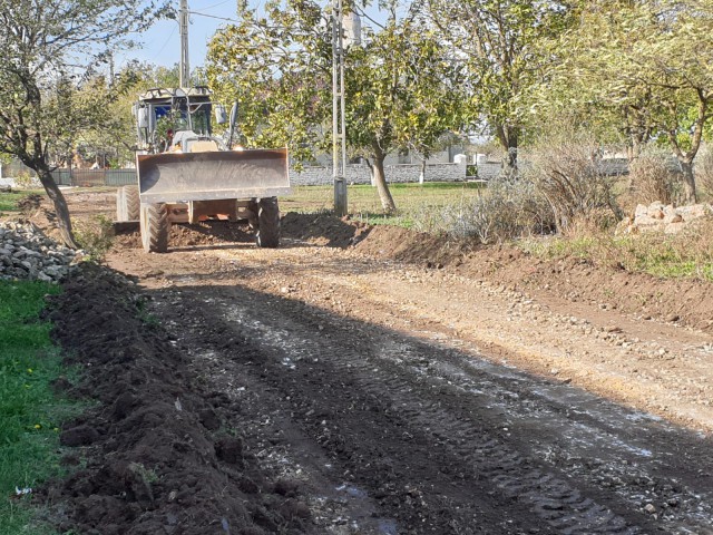 Au început lucrările de asfaltare la drumul comunal Limanu-Hagieni. VIDEO!