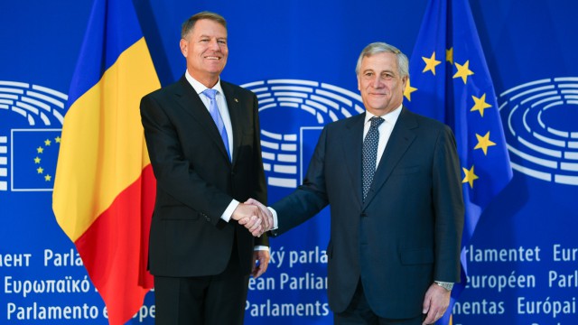 Klaus Iohannis primește sprijin din Italia: Fostul preşedinte al Parlamentului European le cere românilor din Italia să-l voteze pe candidatul PNL