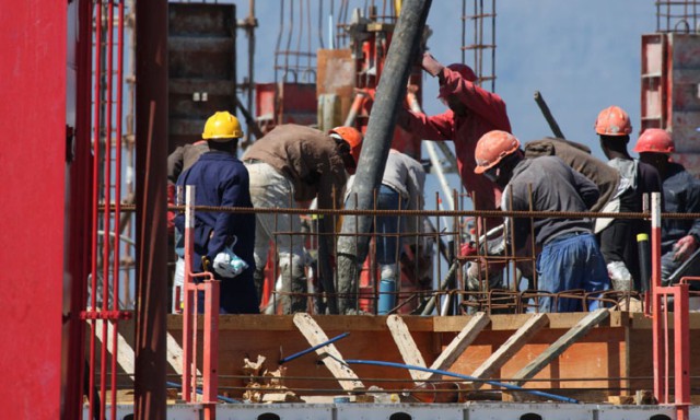 INS: Lucrările de construcţii, în urcare cu aproape 28% în volum, în 2019