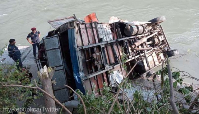 Nepal: Cel puţin 17 morţi, printre care şapte copii, într-un accident de autobuz