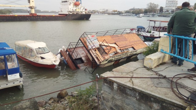 O navă a intrat în coliziune cu un ponton, în portul Tulcea! VIDEO