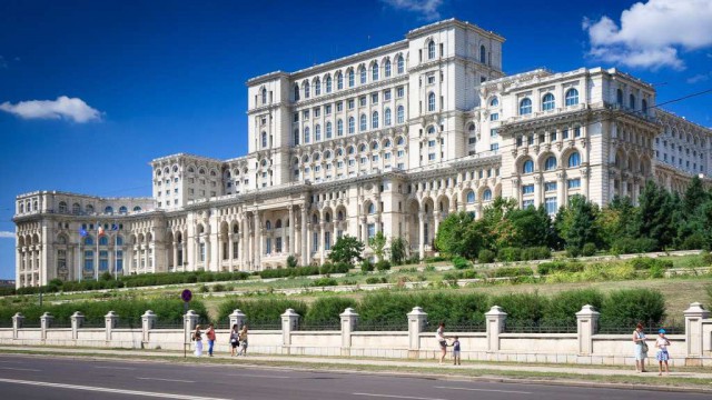 Camera Deputaților scoate la licitație lucrările de refacere a fațadei Palatului Parlamentului: Suma uriașă pusă la bătaie