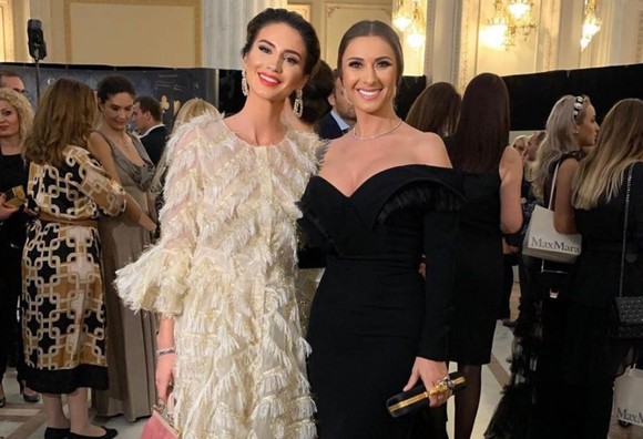Geanina Ilieş şi Anamaria Prodan, peţitoarele de la PRO TV, s-au duelat în ţinute la o gală mondenă