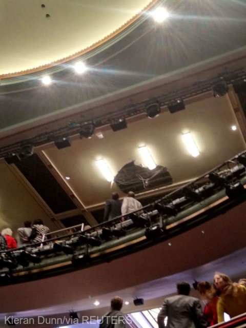 Tavan prăbuşit la Teatrul Piccadilly din Londra: câţiva spectatori au răni uşoare, sala a fost evacuată