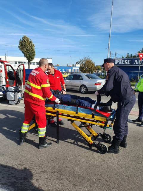 Polițist constănțean pe motocicletă, RĂNIT într-un accident rutier!