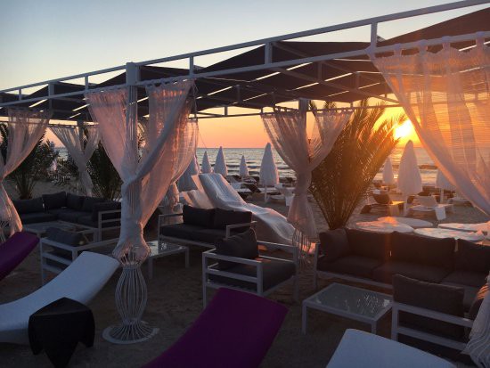Când ai TUPEU, construieşti fără autorizaţie, direct pe plajă în Mamaia!