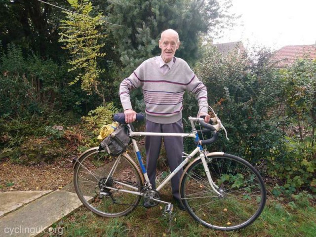 Britanicul Russ Mantle va atinge bariera de un milion de mile pe bicicletă la vârsta de 82 ani