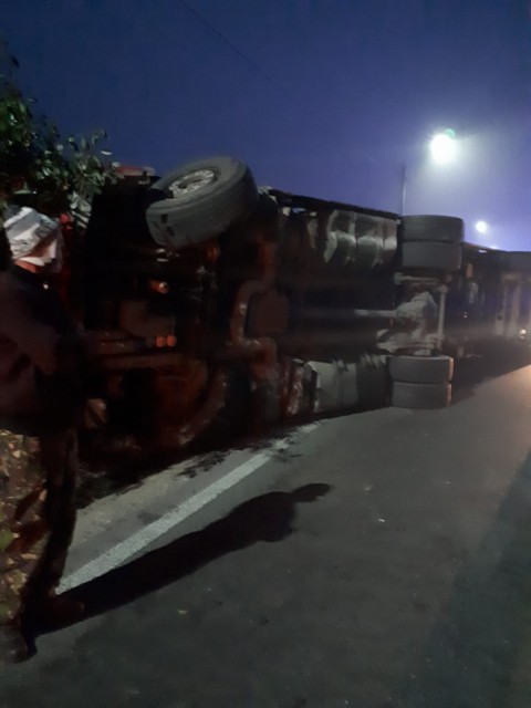 TIR RĂSTURNAT la ieșire din Murfatlar spre Valu lui Traian! VIDEO