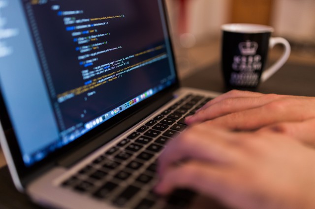 Românii investesc aproape la fel de mult ca investitorii străini pe piaţa locală de software