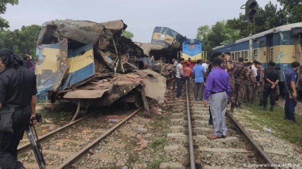 Bangladesh: Cel puţin 14 morţi în coliziunea a două trenuri