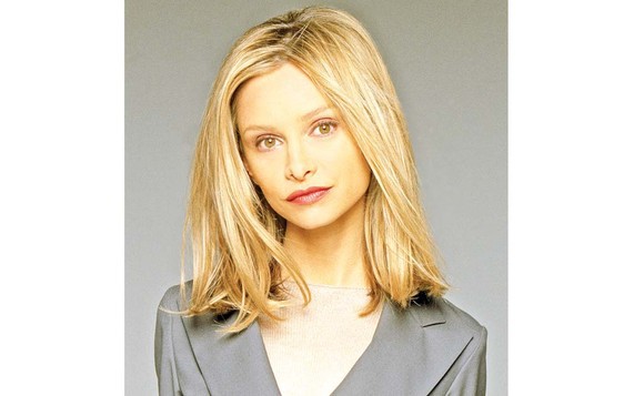 Iată cum arată acum Ally McBeal!