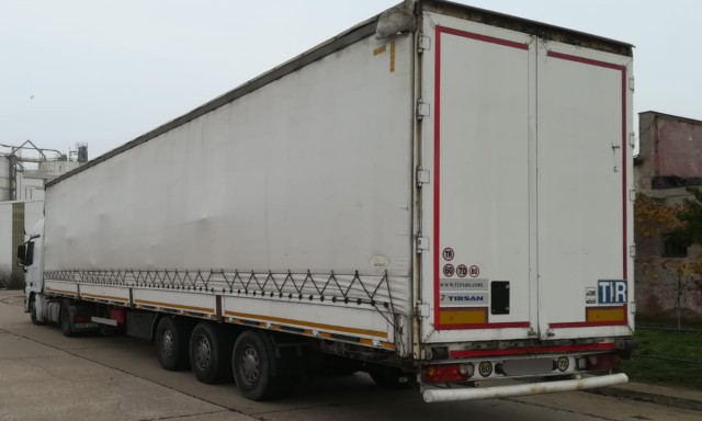 Autocamion BURDUȘIT cu bunuri contrafăcute, depistat la Mangalia!