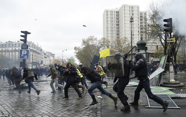 Franţa: Peste 100 de persoane reţinute după protestele de la Paris