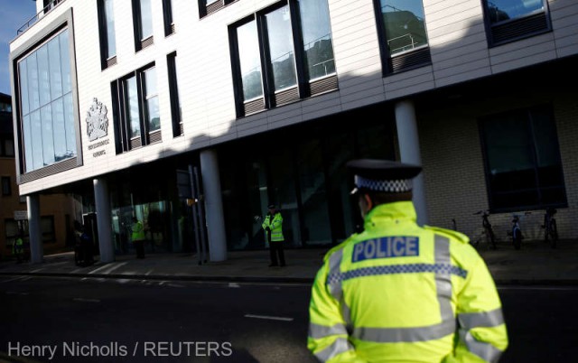 Atac cu macete într-un cinematograf din Marea Britanie. Cinci adolescenţi arestaţi, şapte poliţişti răniţi