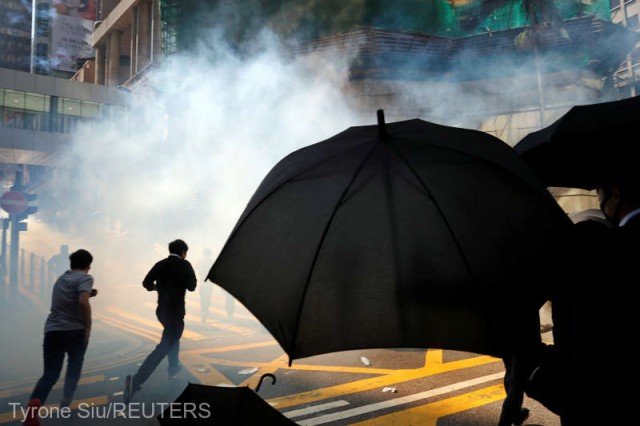 Hong Kong: Un bărbat a fost stropit cu un lichid inflamabil şi incendiat, după o dispută cu manifestanţi pro-democraţie