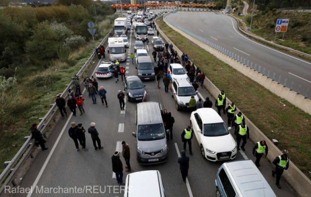 Separatiştii catalani blochează o autostradă care leagă Spania de Franţa
