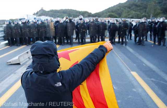 Poliţia franceză a dispersat manifestanţii catalani care blocau o autostradă la frontieră