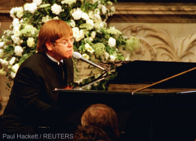 Elton John a avut nevoie de teleprompter pentru interpretarea 
