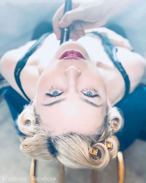 Madonna îi răspunde ca „o regină“ unui fan care a denunţat-o pentru o întârziere cu două ore a concertului ei