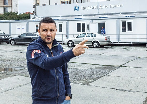 Şeful Registrului Autor Român, Adrian Bizineche, SCANDAL în Mamaia: şi-a umflat muşchii în faţa unei gravide!