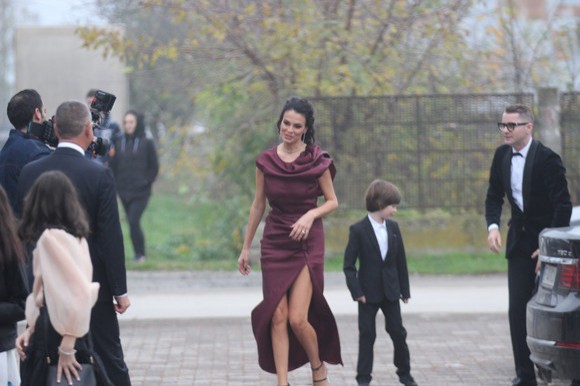 Anca Serea, extrem de sexy la botezul fetiței ei. A purtat o rochie cu crăpătură pe picior
