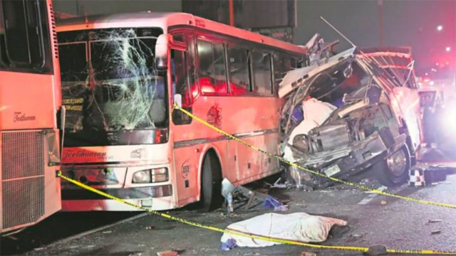 Mexic: 13 morţi într-un accident cu trei autobuze