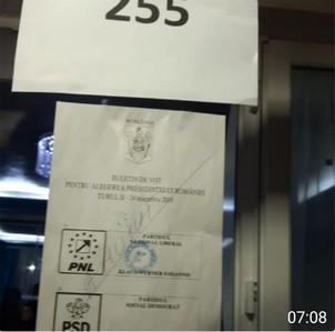 Secțiile de vot din Medgidia au afișat buletinele de informare cu stampila peste numele candidatului Klaus Iohannis