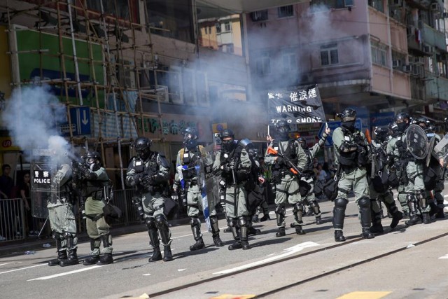Hong Kong: Situaţia rămâne tensionată, după ce poliţia a tras cu gaze lacrimogene într-un campus universitar