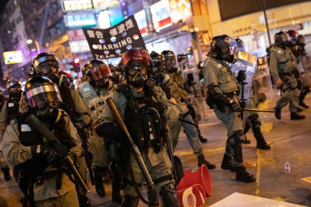 Poliţia din Hong Kong a deschis focul asupra manifestanţilor, rănind cel puţin o persoană