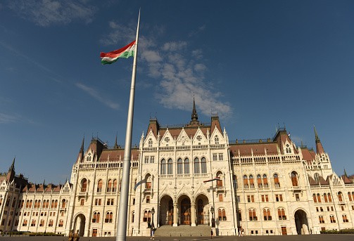 Ungaria: Guvernul îşi sporeşte controlul asupra instanţelor şi şcolilor independente, stârnind îngrijorarea organizaţiilor civice