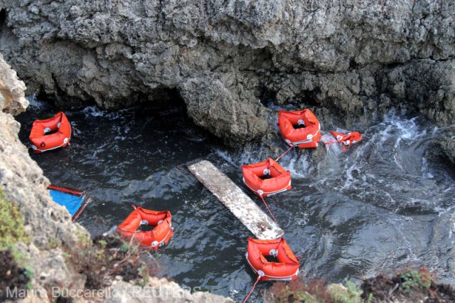 Trupurile neînsufleţite a şapte migranţi, găsite după naufragiul unei ambarcaţiuni cu 150 de oameni în largul Lampedusei