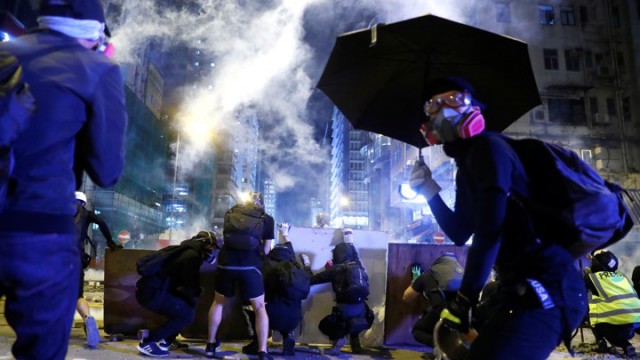 Noi ciocniri în Hong Kong, un poliţist rănit de o săgeată