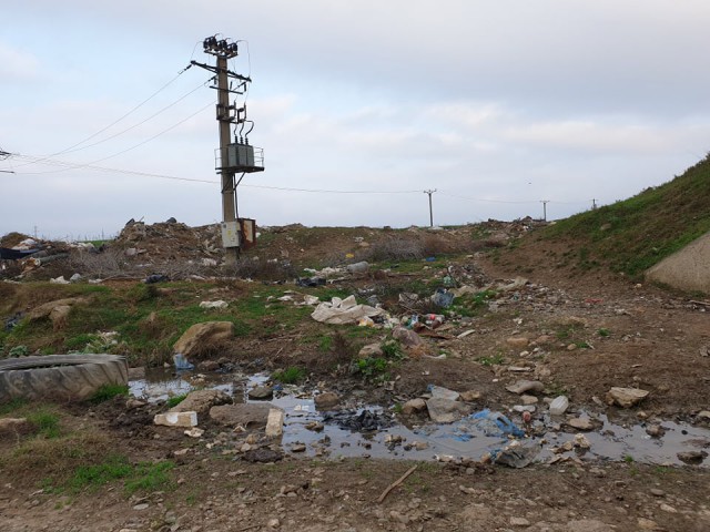 România reală: groapa de gunoi de la marginea comunei Lumina şi apa contaminată din care se adapă oile