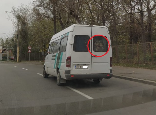 Copii puși în PERICOL, pe străzile din Constanța: lipiți de geam!