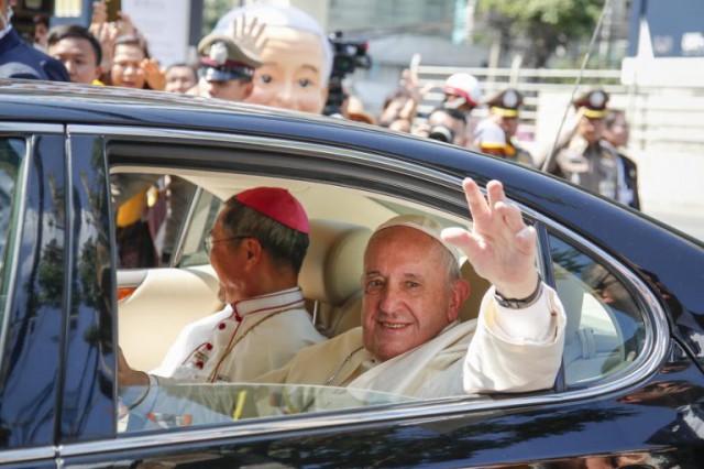 Papa Francisc a sosit în Thailanda, prima etapă din cadrul turneului său asiatic