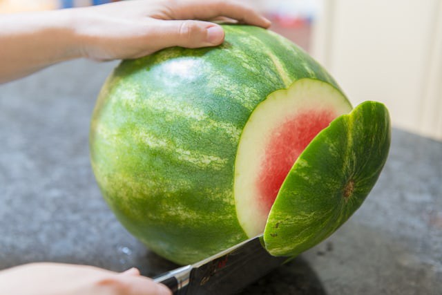 Iată ce fructe au extrem de puţine calorii. Poţi să mănânci câte vrei fără să te îngraşi!