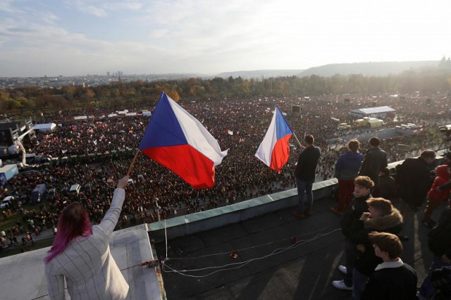 Cehia: Proteste şi celebrări pentru a marca 30 de ani de la Revoluţia de Catifea