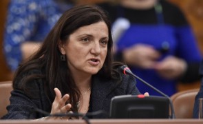 Raluca Prună îl atacă pe Tudorel Toader: 'Ar trebui retras din toate forurile in care reprezinta statul roman'