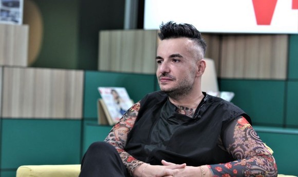 Părinții lui Răzvan Ciobanu, în lacrimi, lângă podium, la o prezentare de modă cu creațiile fiului lor