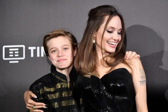 Shiloh, fata biologică de 13 ani a Angelinei Jolie, s-ar afla în proces de schimbare a sexului. Brad Pitt nu a fost de acord