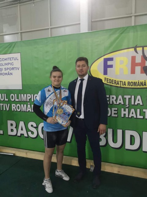 Face cinste oraşului Ovidiu: sportivă în vârstă de 15 ani, 3 MEDALII de AUR la Campionatului Naţional de haltere