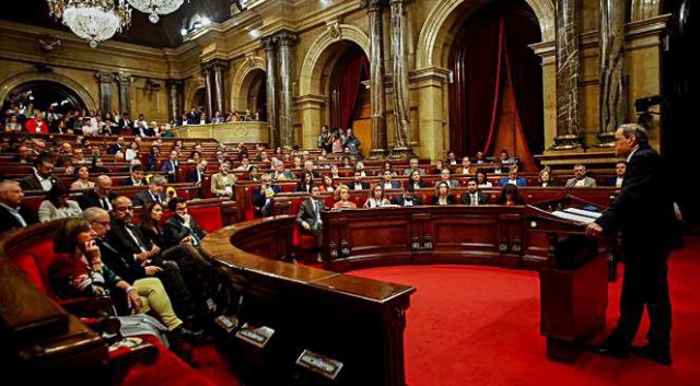 Parlamentul Cataloniei adoptă o moţiune fără caracter constrângător prin care îşi exprimă voinţa de autodeterminare