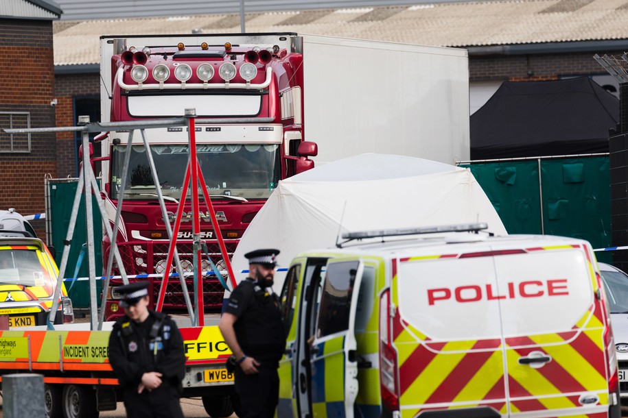Primele trupuri neînsufleţite ale vietnamezilor găsiţi morţi într-un camion în Marea Britanie, repatriate în Vietnam
