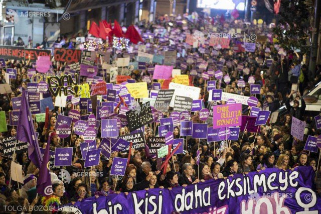 Turcia: Marş împotriva violenţelor asupra femeilor, dispersat în forţă la Istanbul